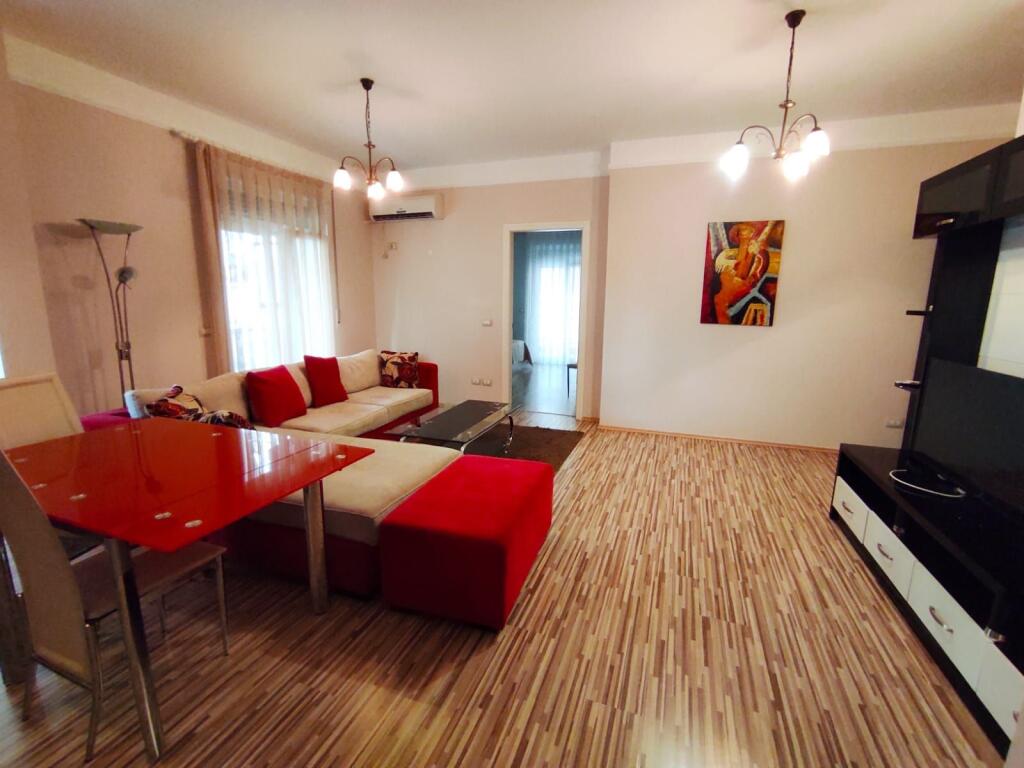 AFFITTASI APPARTAMENTO PIÙ GARAGE VICINO A MYSLYM SHYRI!