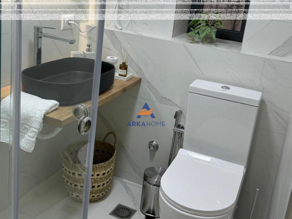 JEPET APARTAMENT ME QERA 2+1+VERANDE "ALI DEMI, RRUGA ALI VISHA" 70.000 LEKE