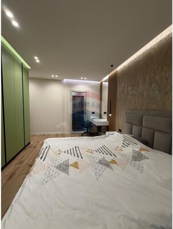 Apartment - For Rent - Commune of Paris, Tirana