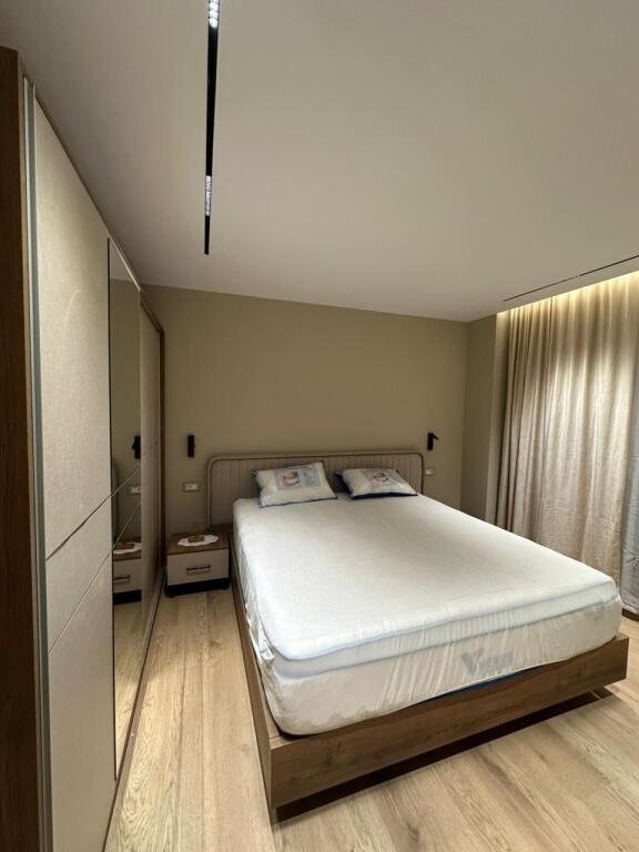 Apartament me qira 2+1+2+3 ballkone te Bulverdi Migjeni , Astir