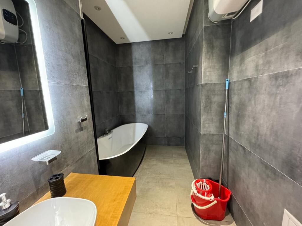 Shitet Apartament 2+1+2