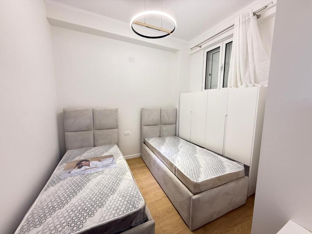 🌿 Jepet me qira apartament 2+1 me verandë – Liqeni i Thatë, Rr. Peti