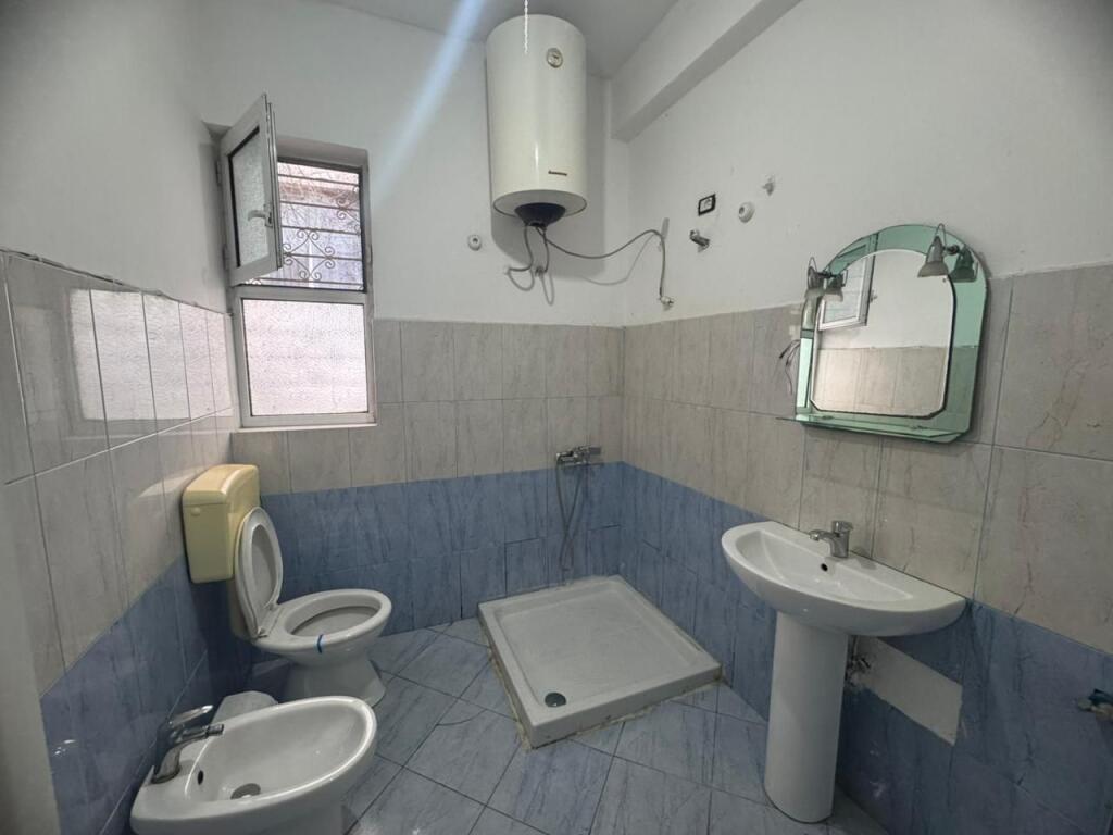 Jepet me qira kati pare i nje shtepie private - Afër shkollës “1 Qershori”!!