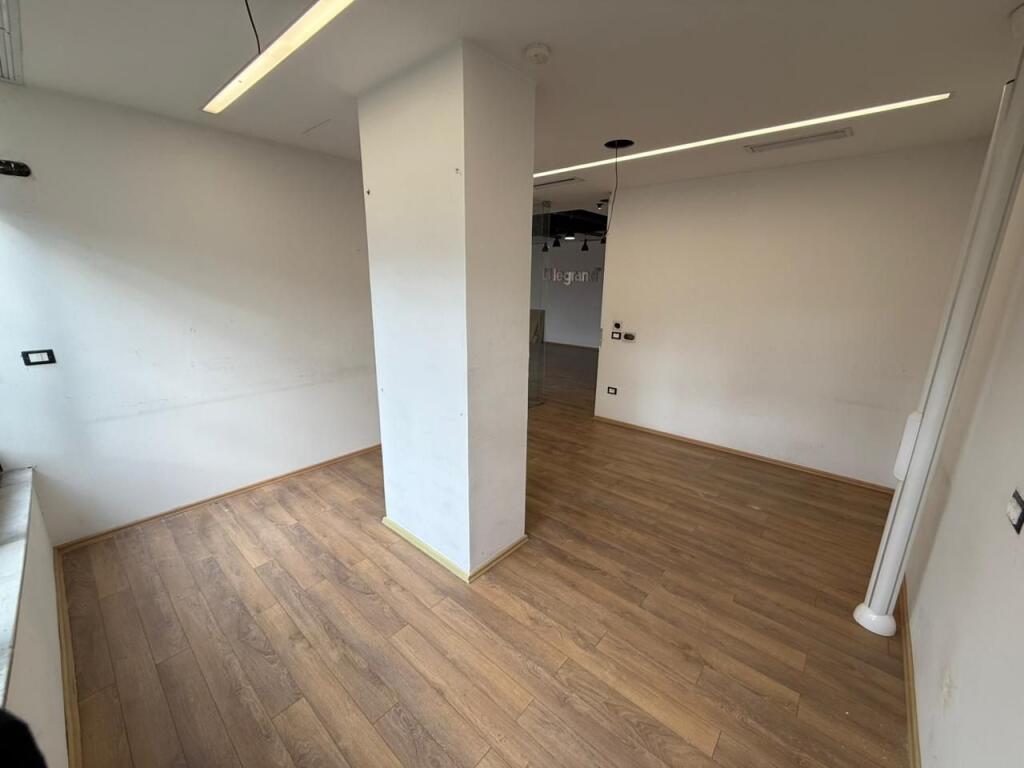 Business premises for rent 85 m², Elbasanit Street, near the Mill! Ideal for clinics, offices, etc.
