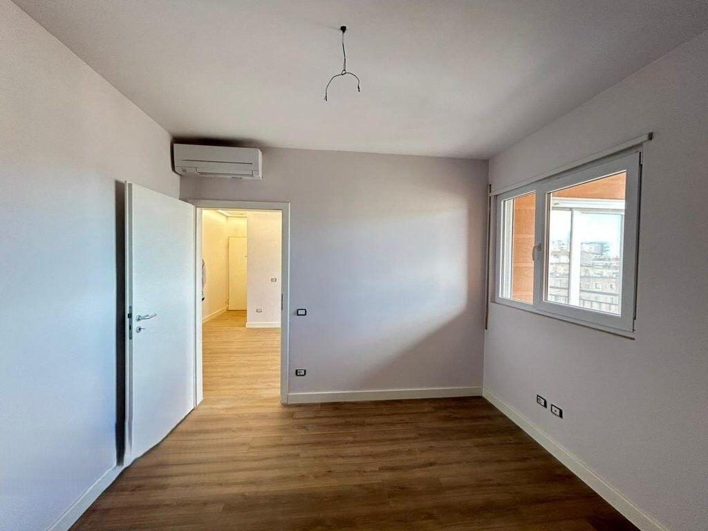 SHESIM 2+1 ME POST PARKIMI, SHKOLLA E KUQE. 260,000 €