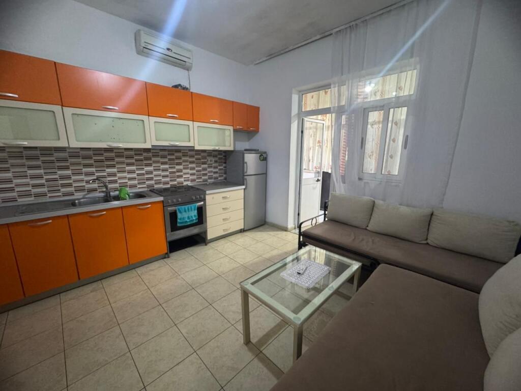 Jepet me qira kati pare i nje shtepie private - Afër shkollës “1 Qershori”!!