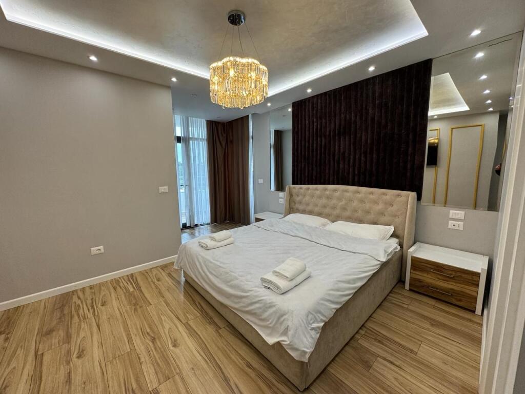 Shitet Apartament 2+1+2