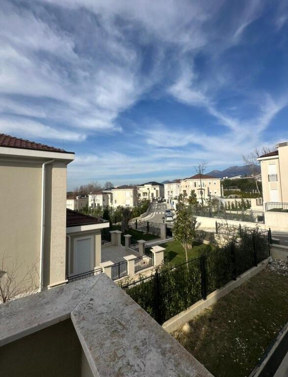 Vilë 3-Katëshe për Shitje – Collina Verde, pranë TEG