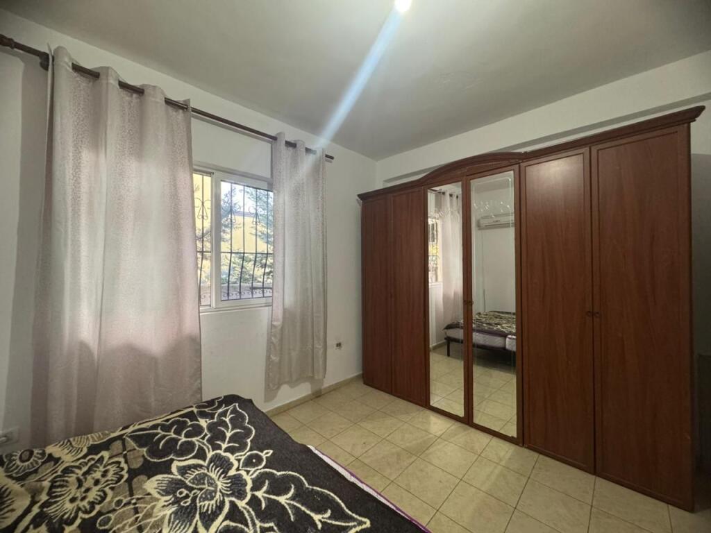 Jepet me qira kati pare i nje shtepie private - Afër shkollës “1 Qershori”!!