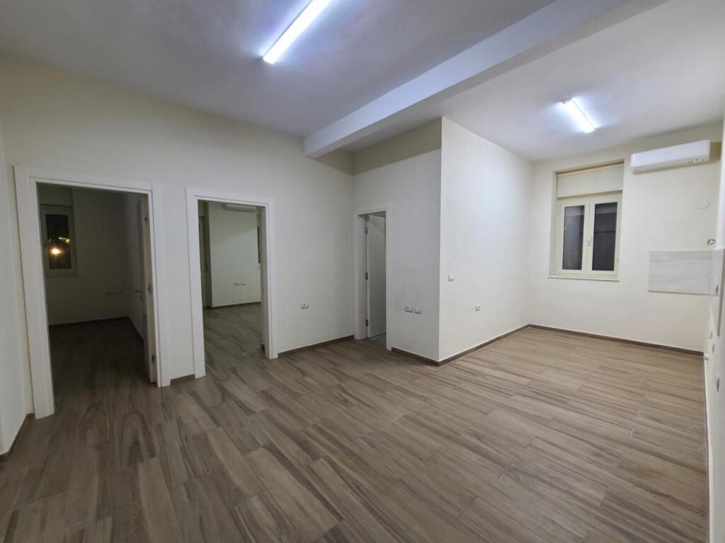 Ufficio in Affitto 75 m² al Viale Zogu I