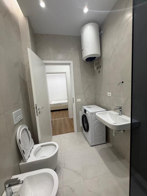 🏠IN AFFITTO Appartamento 2+1 📍Ali Dem, Residenza Kadiu 🏢6° piano, edificio nuovo con 2 ascensori 💶 Prezzo: 600€  ✨Arredato in modo moderno, mai abitato prima