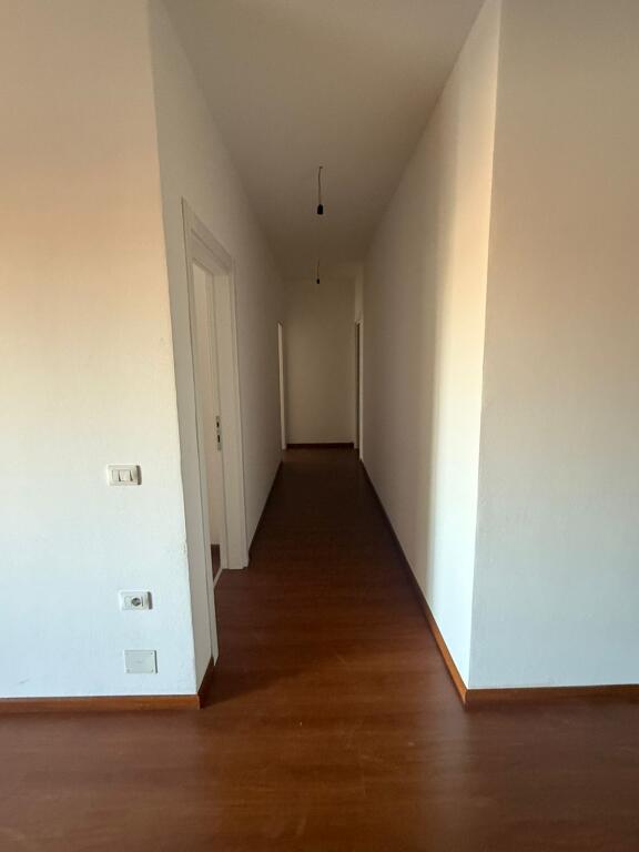 Affitto, Appartamento 2+1+2, Ndre Mjeda, Tirana. L'appartamento è offerto per Uffici.