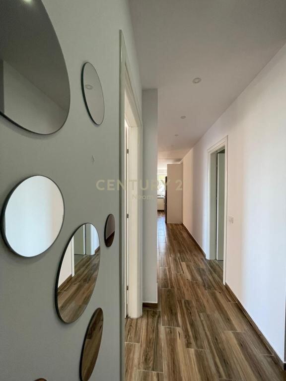 Shitet apartament 2+1+Post Parkimi Te Kodra e Diellit. 250,000 € /Muaj
