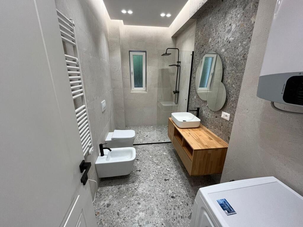 2+1,i mobiluar kopshti botanik,cmimi 1000 euro
