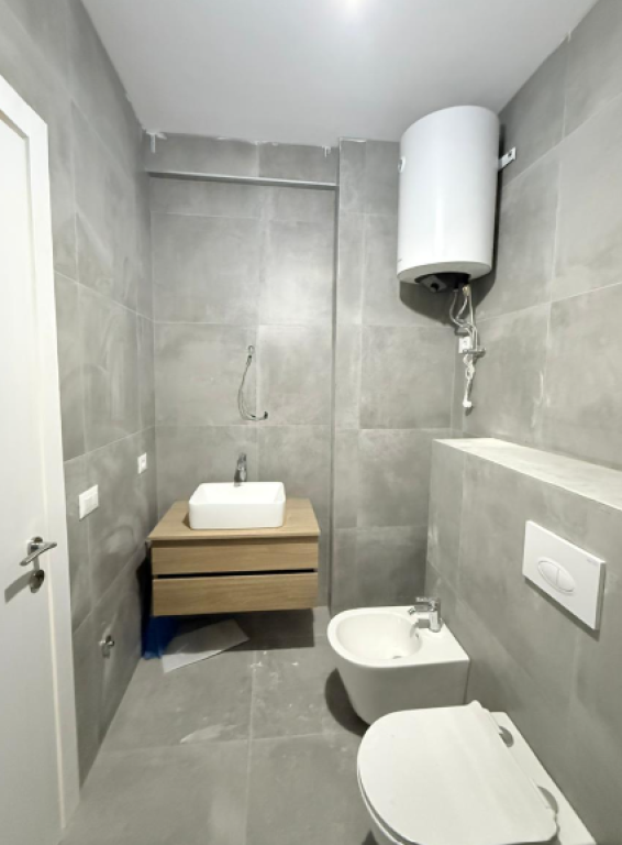 ▫️ APPARTAMENTO IN VENDITA 1+1 – UNIVERS CITY  ▫️ Appartamento situato in Univers City, un complesso moderno molto richiesto per abitazione e investimento.  ▫️ Piano: 3 ▫️ Superficie: 59,77 m²  ▫️ Dettagli aggiuntivi: ▫️ Investimento extra effettuato dal proprietario ▫️ Planimetria funzionale ▫️ Illuminazione naturale e ambienti confortevoli  ▫️ Prezzo: 7.600.000 Lek ▫️ Prezzo con posto auto: 8.500.000 Lek  ▫️ Ideale per abitare o investire con ritorno sicuro.  ▫️ Per maggiori informazioni o per una visita alla proprietà: 📲 WhatsApp & Cellulare