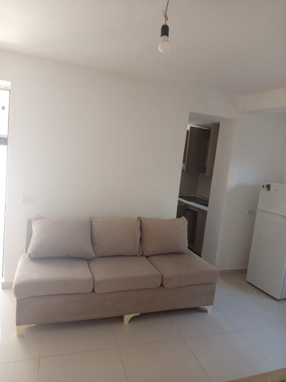 MONOLOCALE 25000 LEKE.VIA 5 MAGGIO, VICINO A BLACK STONE LOUNGE