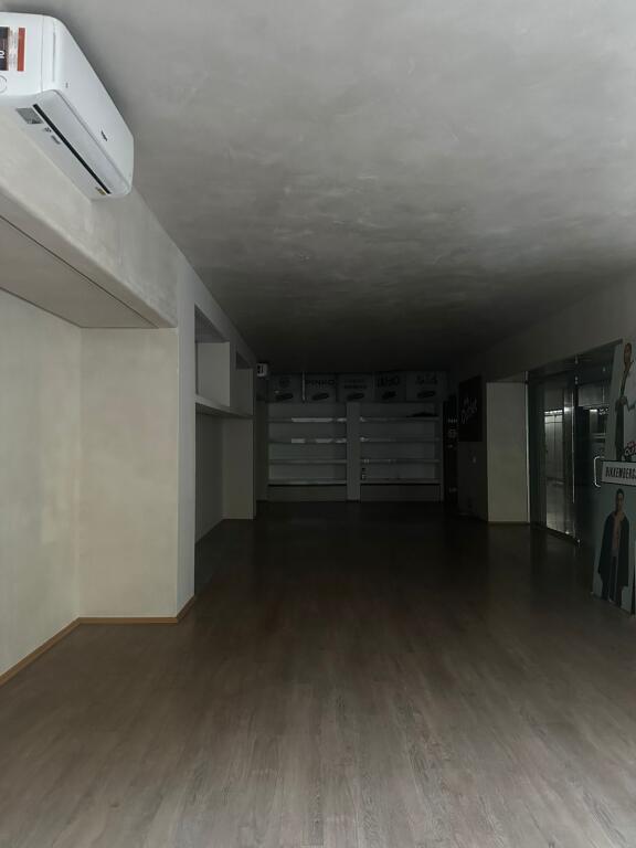 NEGOZIO IN AFFITTO 91 M2 CENTRO 3300 EURO