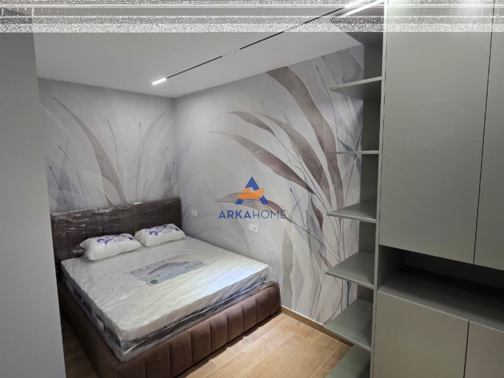 VENDESI MONOLOCALE+LAVANDERIA "MINE PEZA DI FRONTE, GOLDEN TOWER" 255.000 EURO