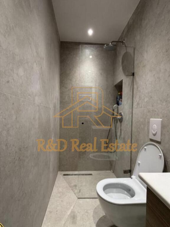🏡 APARTAMENT ME QERA – Stacioni i Trenit