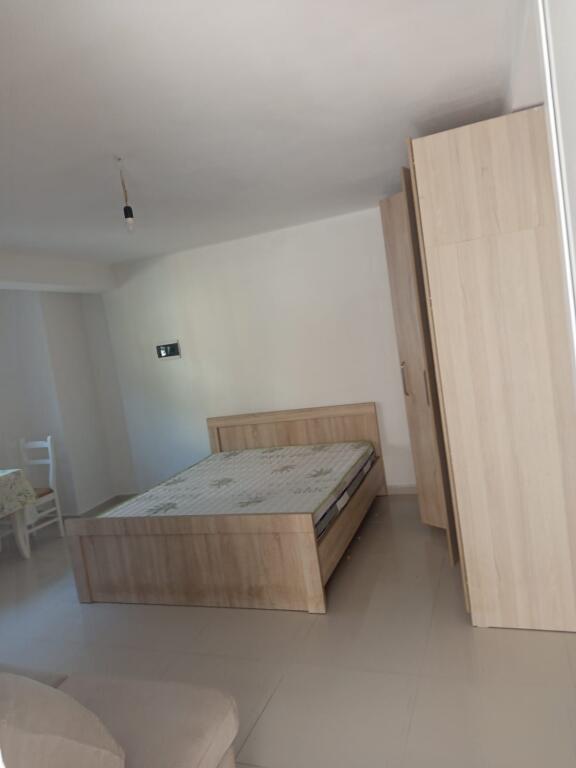 MONOLOCALE 25000 LEKE.VIA 5 MAGGIO, VICINO A BLACK STONE LOUNGE
