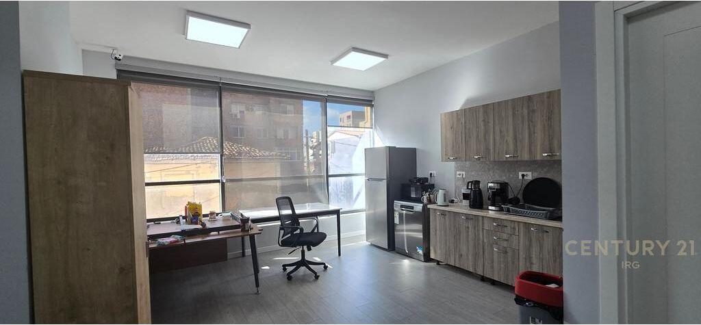 Locale Commerciale in Affitto – Via Hoxha Tahsim, Tirana