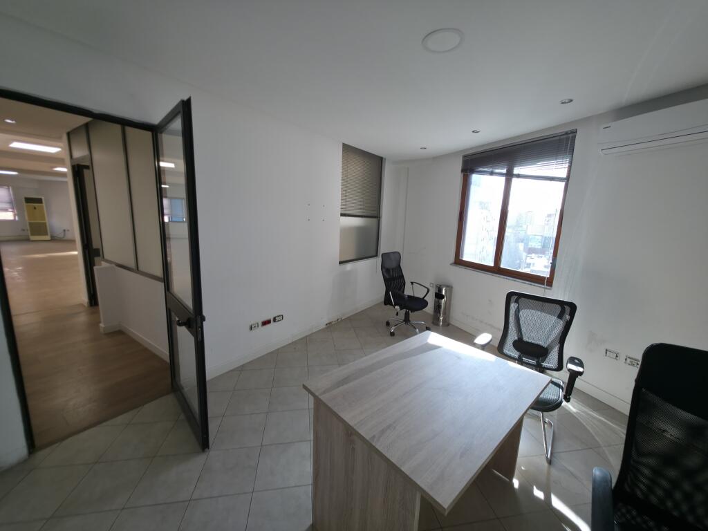 Zyrë me Qira – 370 m² te Usluga
