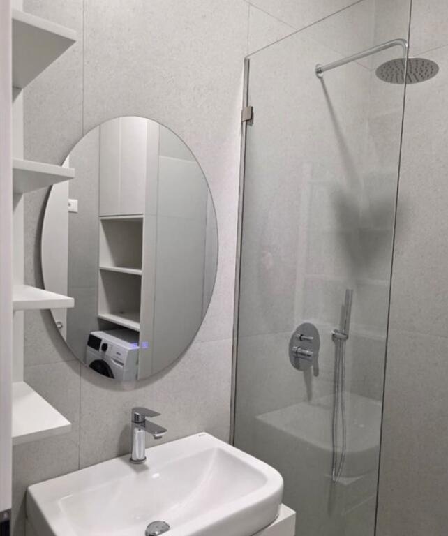 🌟 In Affitto – Appartamento 1+1 con Parcheggio in Ali Demi (Residenza Kadiu)