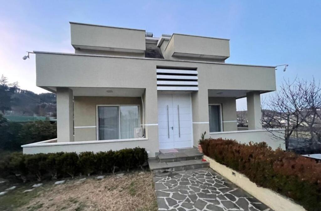 🌟 In affitto – Villa arredata con cortile a Prush, Tirana