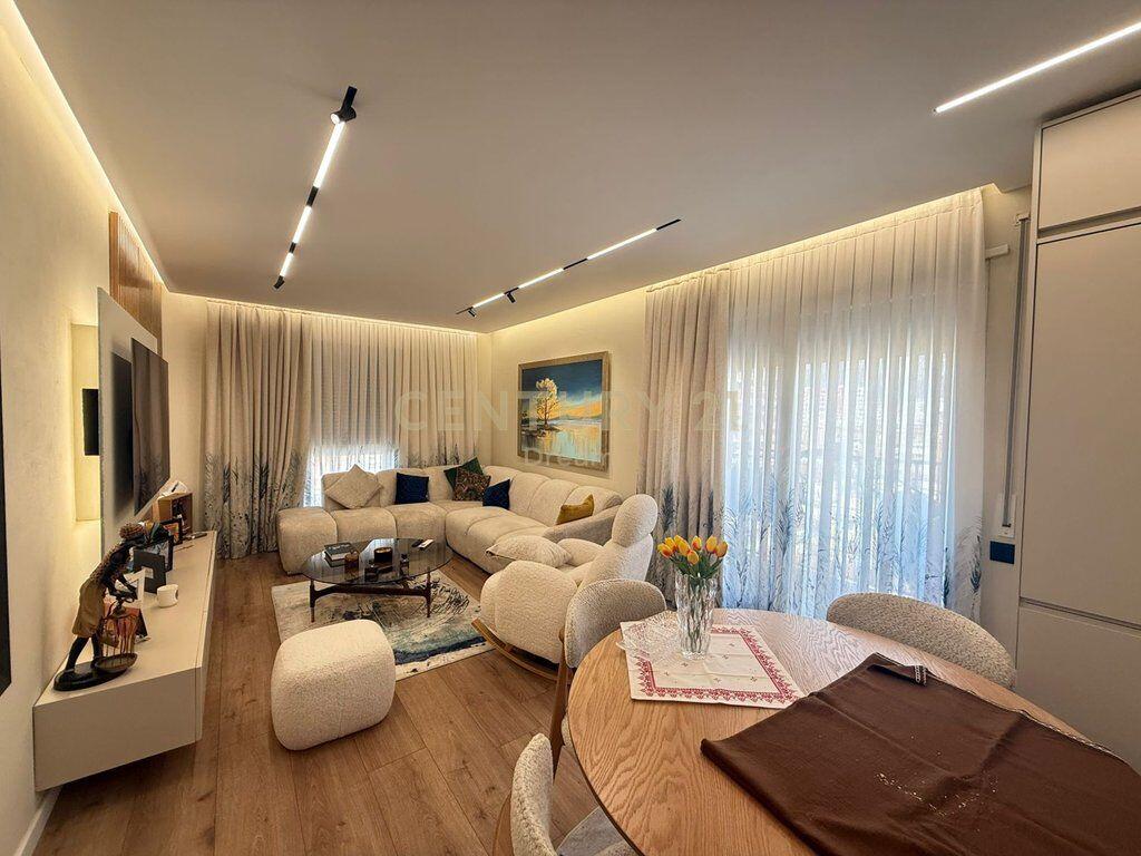 Apartment 2+1 for sale in Xhamllik