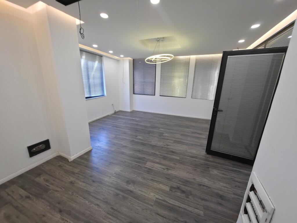 Zyrë me Qira – 370 m² te Usluga