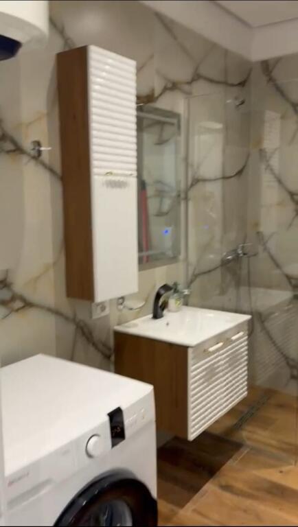 Jepet me qira apartament 1+1 në zonën e Liqenit të Thatë.