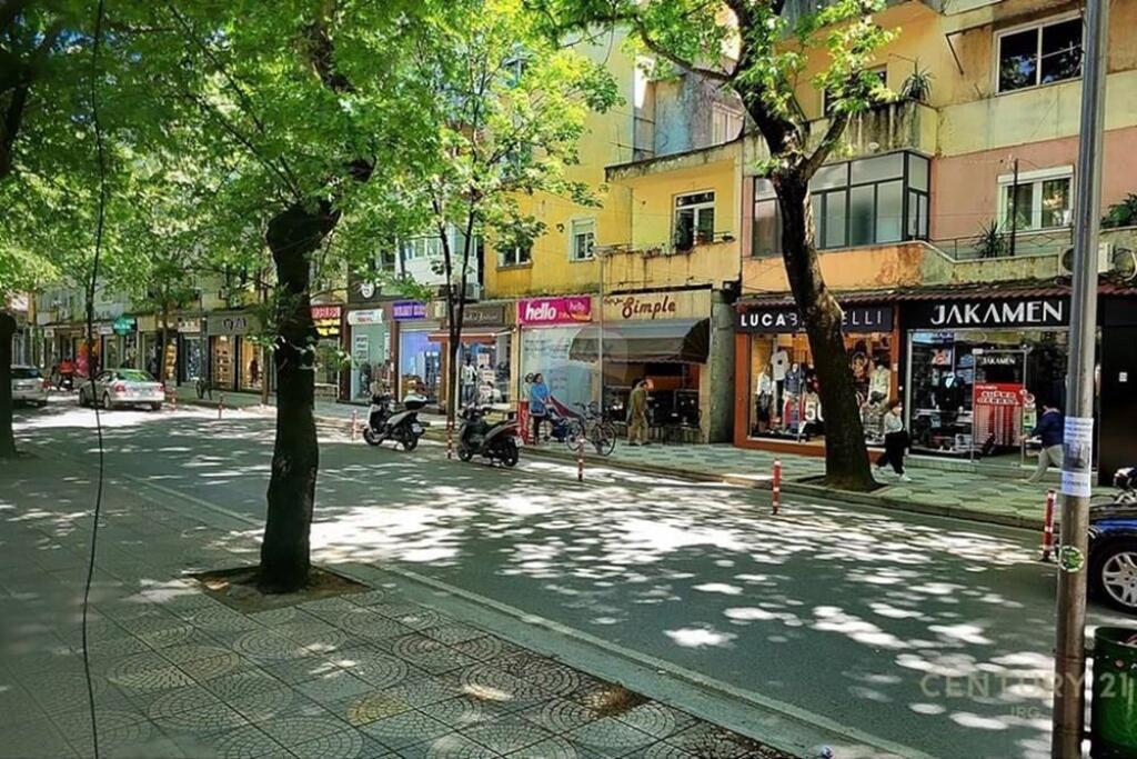 Negozio in vendita a Myslym Shyr, 65m2