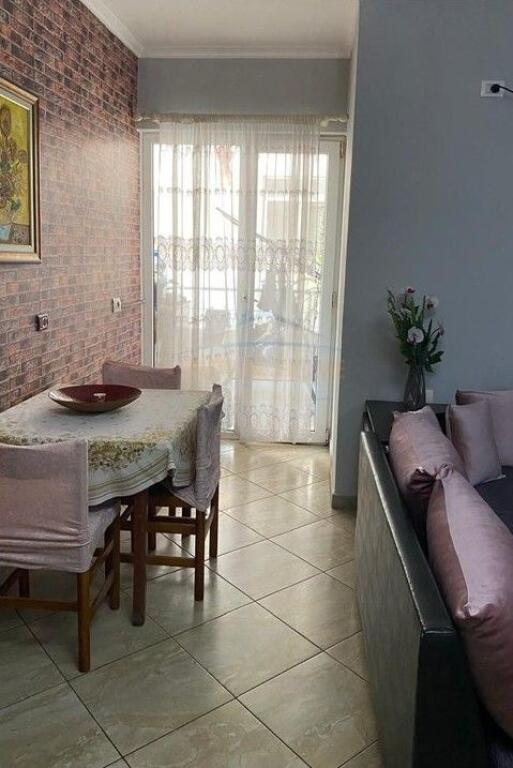 Shitet , Apartament 2+1 , Fresku , Tiranë.