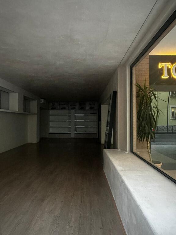 NEGOZIO IN AFFITTO 91 M2 CENTRO 3300 EURO