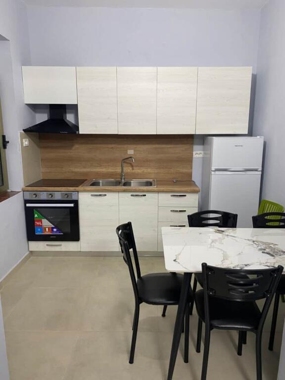 📣 RENT Apartment 1+1 with Parking (Part of Villa) 📍Medreseja 🛣️ "Dibres" Street💶 50,000 Leke/Month ✨
