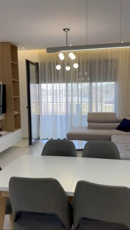 Jepet me qira apartament 1+1 në zonën e Liqenit të Thatë.