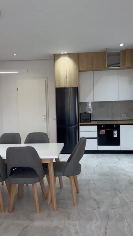 Jepet me qira apartament 1+1 në zonën e Liqenit të Thatë.