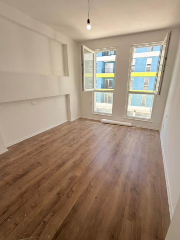 ▫️ APPARTAMENTO IN VENDITA 1+1 – UNIVERS CITY  ▫️ Appartamento situato in Univers City, un complesso moderno molto richiesto per abitazione e investimento.  ▫️ Piano: 3 ▫️ Superficie: 59,77 m²  ▫️ Dettagli aggiuntivi: ▫️ Investimento extra effettuato dal proprietario ▫️ Planimetria funzionale ▫️ Illuminazione naturale e ambienti confortevoli  ▫️ Prezzo: 7.600.000 Lek ▫️ Prezzo con posto auto: 8.500.000 Lek  ▫️ Ideale per abitare o investire con ritorno sicuro.  ▫️ Per maggiori informazioni o per una visita alla proprietà: 📲 WhatsApp & Cellulare