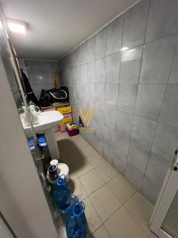 JEPET AMBIENT BIZNESI 50M2 ME QERA TE ISH EKSPOZITA 50.000 LEKE