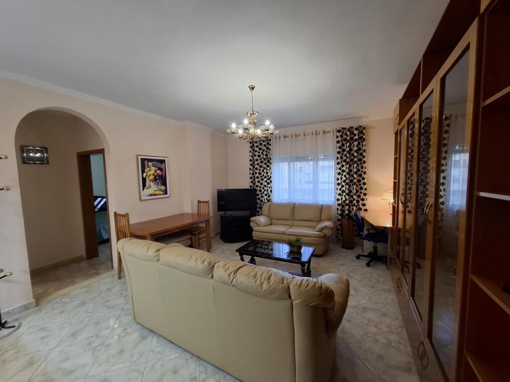 Apartament 1+1, Komuna e Parisit!