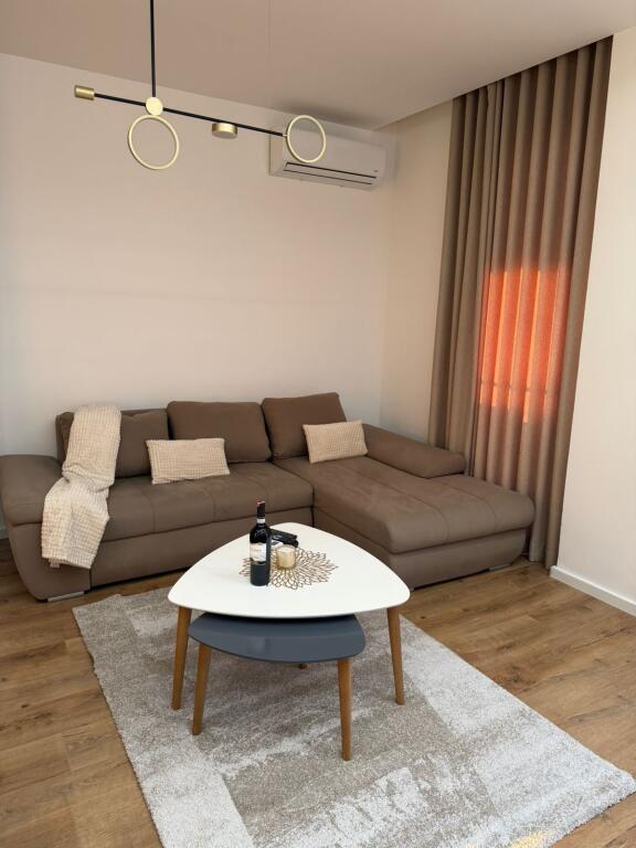 Jepet me qera apartament 1+1 tek Ish Fusha e Aviacionit