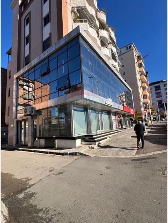 ESCLUSIVO SPAZIO COMMERCIALE IN AFFITTO KINOSTUDIO