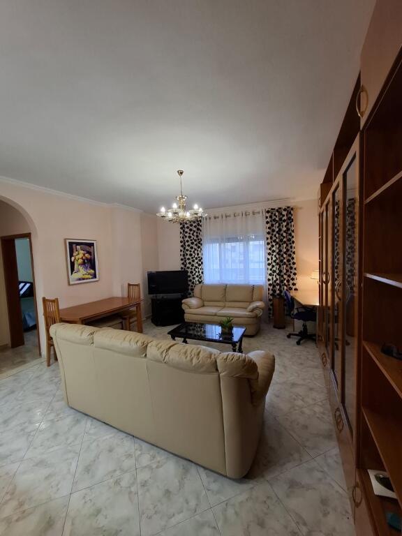 Apartament 1+1, Komuna e Parisit!