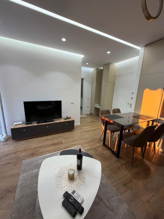 Jepet me qera apartament 1+1 tek Ish Fusha e Aviacionit