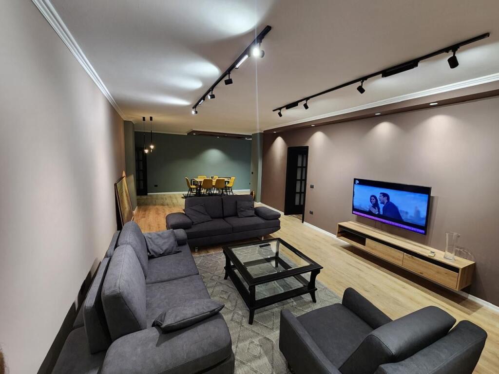 APARTAMENT 3+1+2 TUALETE PET QIRA,RRUGA E KAVAJËS
