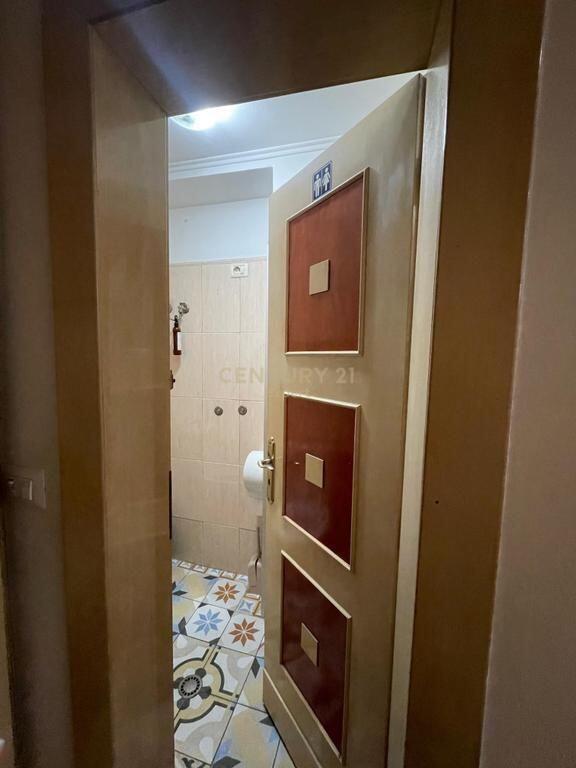 AMBIENT KOMERCIAL PER QIRA NE RRUGEN E KAVAJES ! 2,500 € /Muaj