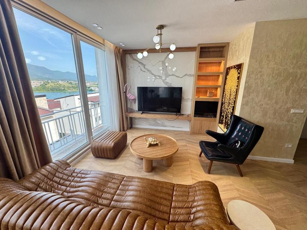 🏢In one of the residences near the panoramic lake of Farka, a 2+1+2+parking space apartment, furnished, is for rent 1,500Euro