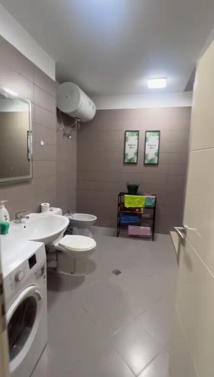 Shitet apartament 2+1+2 tualete te Rruga Fortuzi !!