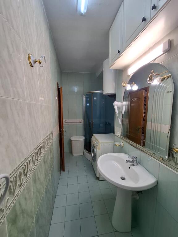 Apartament 1+1, Komuna e Parisit!