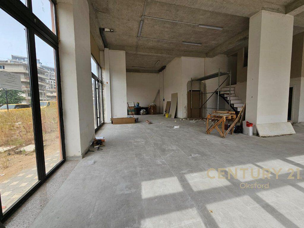 UNITÀ COMMERCIALE IN AFFITTO CON FACCIATA SU STRADA (ANGOLO), VICINO AL EX CAMPO DI AVIAZIONE 1.300 € /Mese